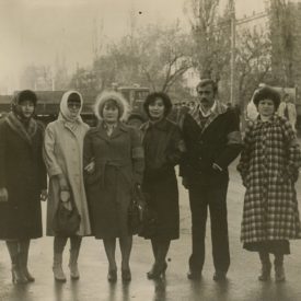 Avec ses collègues du Combinat de construction d’habitations de Djamboul. Leïla est la cinquième à partir de la gauche. Djamboul (Taraz), 7 novembre 1982