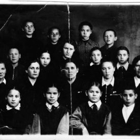 Даниярова Расиля (первая слева верхний ряд) Татарская школа, 6 класс. г. Томск 1953 г.