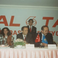 Лейла Храпунова подписывает соглашение с руководством Телекомпании CANAL 6 о создании совместной телекомпании ТАN-Plus 1992 г.