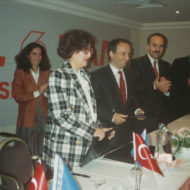 Лейла Бекетова2 подписывает соглашение с руководством Телекомпании CANAL 6 о создании совместной TAN-Plus TV Company 1992 год