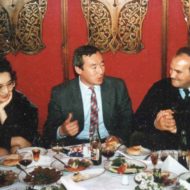 Л. Бекетова2 Президент Телекомпании ТАН, С. Матаев Пресс-секретарь Президента Казахстана, справа представитель Государственного Департамента США 1992 год