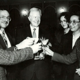 39-й Президент США Джимми Картер, справа Лейла Бекетова2, Президент TAN-Plus TV Company, Председатель Казахского Общества Дружбы Ж. Амирханова, представители турецкой стороны TAN-Plus TV Company 1994 год