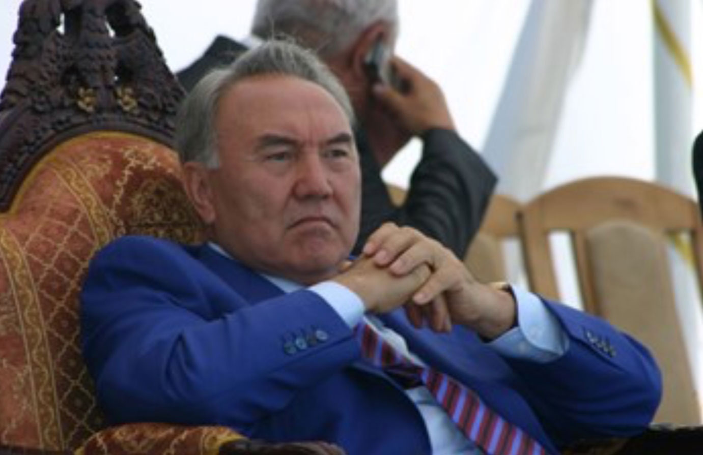 Бессменный президент Казахстана Нурсултан Назарбаев всегда умело жонглировал вопросами национальной политики, одни слова он, традиционно, использует для «политической кухни», а другие – для улиц и площадей. Журналисты не раз буквально ловили президента, что называется «за язык», обращая внимание, что его выступления на русском языке и комментарии на казахском языке часто разнятся. С одной стороны есть […]